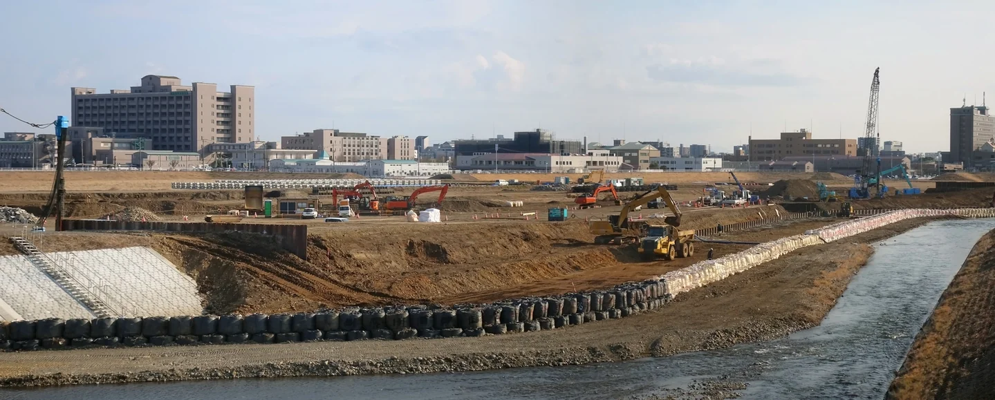 河川沿いで進む土木工事の現場（イメージ写真）